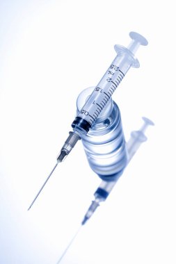 Beyaz arkaplanda izole şırıngalar ve ampuller