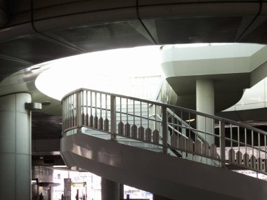 Sarmal merdiven ve tavan penceresi içeren modern mimari