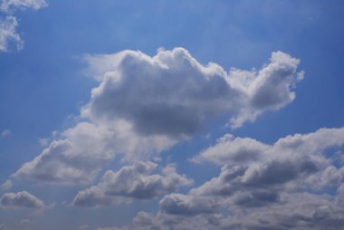 Bulutlu mavi gökyüzü 