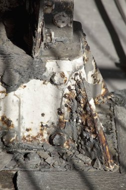 Paslı metal yüzeye yakın, boyası soyulmuş.