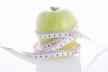 Taze kırmızı elma ve mezura.