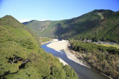 Shikoku, Japonya 'daki Shimanto Nehri' nin güzel manzarası.