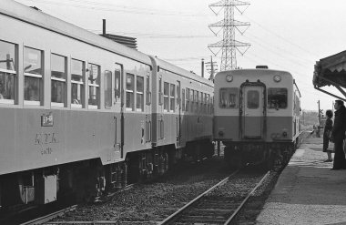 Japonya 'daki eski tren, sepya fotoğrafı.