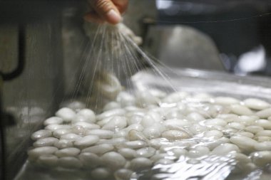 Torbadaki beyaz fasulyelerin yakın çekimi.