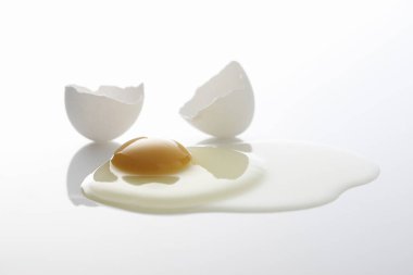 Kırık yumurta beyaz arka planda