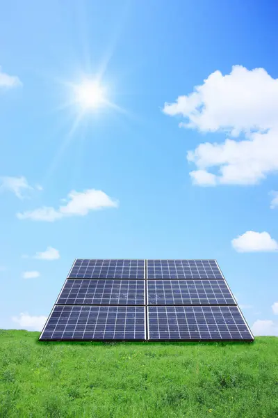 Solární Panely Zeleném Poli Proti — Stock fotografie