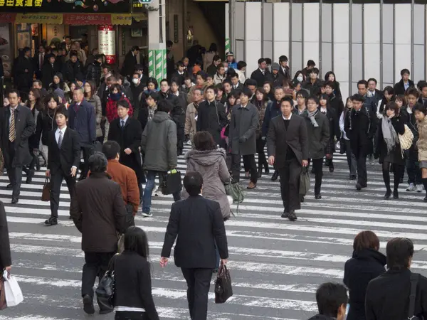 Люди Переходящие Улицу Пешеходном Переходе Японии — стоковое фото