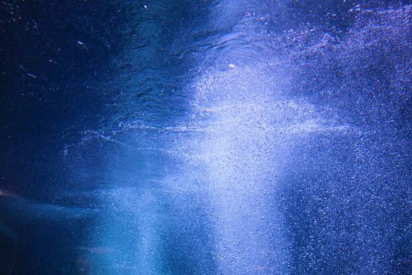 Onderwaterbellen Die Oprijzen Uit Diepte Van Blauwe Zee — Stockfoto