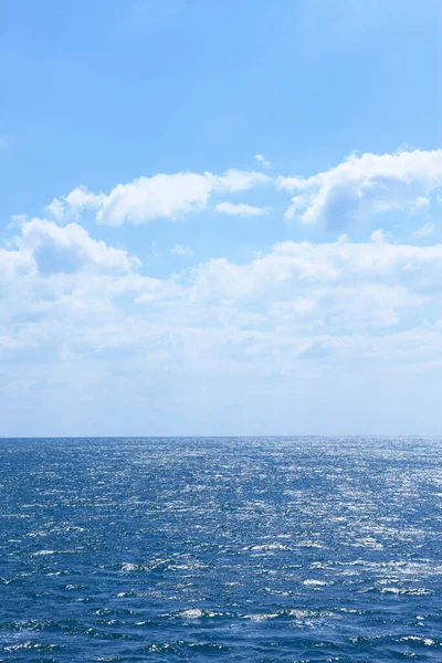Блакитне Море Небо Білими Хмарами — стокове фото