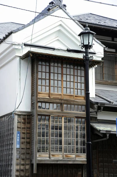 Geleneksel Japon mimarisinin huzurlu sokak manzarası