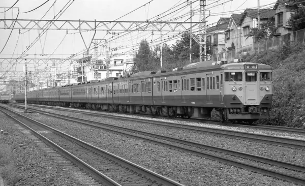 Tren istasyondaki tren raylarında ilerliyor.