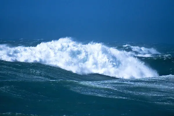 Vista Diurna Las Olas Mar Cielo Azul Sobre Mar —  Fotos de Stock