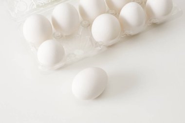 Beyaz arka planda beyaz yumurtalar 