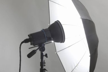 Işıklandırma ekipmanlı profesyonel fotoğraf stüdyosu