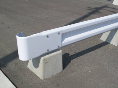 Beton desteğe bağlı beyaz metal korkuluklar.