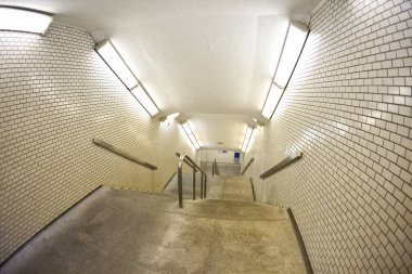 Metro istasyonu koridoruna inen merdiven.