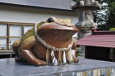 İp süslemeli büyük kurbağa heykeli