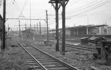Şehirdeki tren istasyonundaki boş rayların görüntüsü 