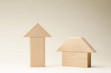 Yeni ahşap evlerin manzarasını kapatın. küçük oyuncak modelleri