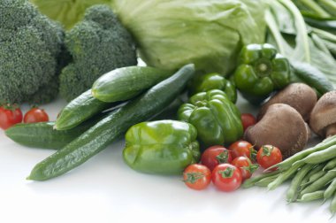 Brokoli, salatalık ve domates dahil taze sebzeler.