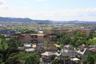 Modern şehir mimarisi ile çevrili şehir binalarının havadan görünüşü