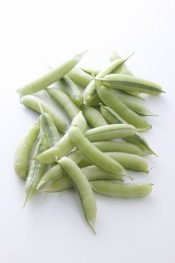 Taze yeşil organik bezelye kabuklarının yakın plan görüntüsü                             