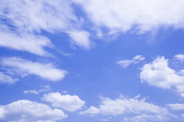 Beyaz bulutlu güzel gökyüzü 