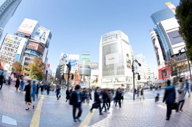 Turistler Tokyo Japonya 'daki Shibuya bölgesini ziyaret ediyorlar. Ziyaret için popüler bir yer