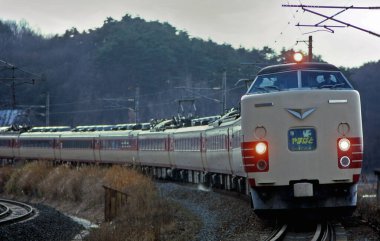 Japonya 'da hızlı modern tren geçiyor. 