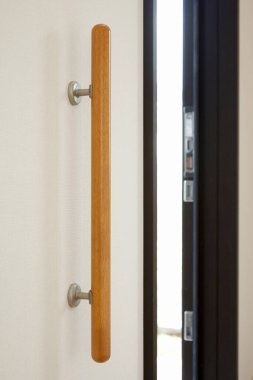 Dairenin içindeki beyaz kapının ahşap sapı.