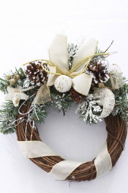 Beyaz arkaplanda güzel bir Noel çelengi var.         