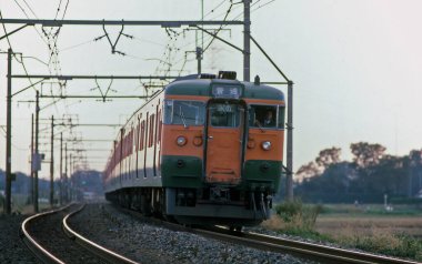 Japonya 'da demiryolu üzerinde hareket eden tren.