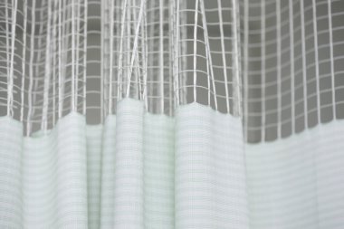 İç odadaki pencerenin perde süslemesi.