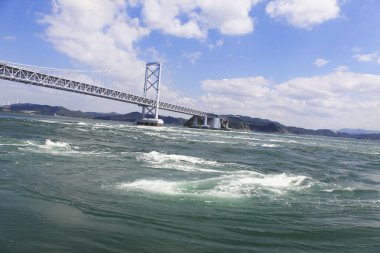 Girdapların ve Onaruto köprüsünün güzel manzarası