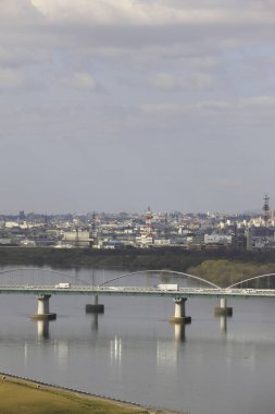 Köprü ile nehir boyunca şehrin ufuk çizgisine bak
