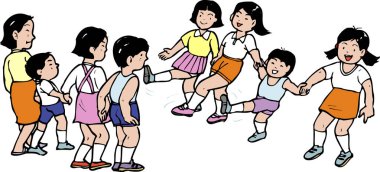 Çocuklar dışarıda el ele tutuşup gülüyorlar.