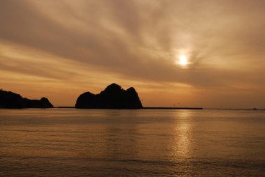 Denizin üzerinde güzel bir gün batımı