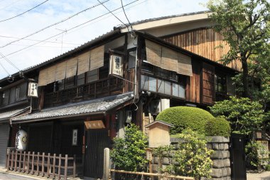 Geleneksel Japon ahşap evi sürgülü pencereler ve yemyeşil