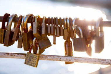 Aşkın kilitleri şehrin arka planında çitlerde