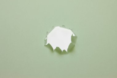 Kağıt arkaplanda beyaz yırtık delik