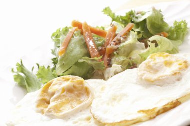 Sebze ve sosisli sahanda yumurta.