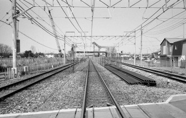 Japon demiryolunun gündüz çekilmiş siyah beyaz fotoğrafı.