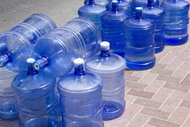 Su için mavi boş plastik şişelerin yakın plan görüntüsü    