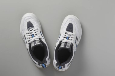 beyaz arkaplanda spor ayakkabıları