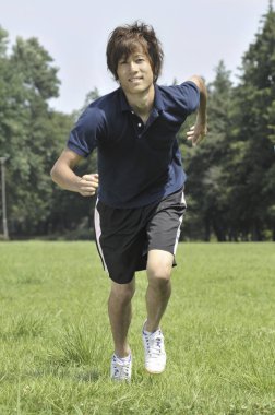 genç adam parkta koşu 