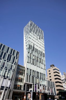 Japon şehrindeki modern ofis binaları, gündüz manzarası. 