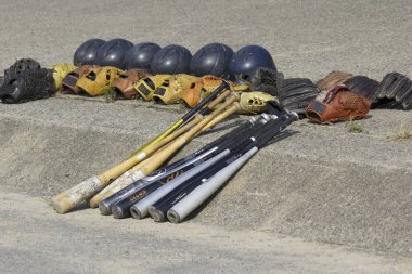 Beyzbol sopası eldiven kaskları yere düzgün yerleştirilmiş.