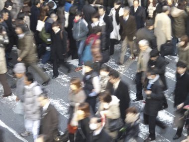 Japonya 'da yaya geçidinde karşıdan karşıya geçen insanlar.