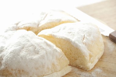 Taze ekmeği unla kaplayın.