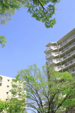 Mavi gökyüzüne karşı modern binaların dışında 